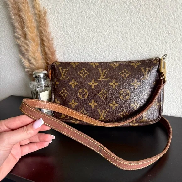 🌼AUTHENTIC Louis Vuitton Pochette with ORIGINAL LV strap🌼 - Picture 12 of 15